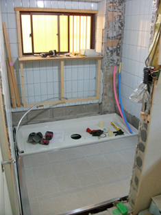 大田区：タイルの浴室をユニットバスにリフォーム：ベース・床パネルの設置