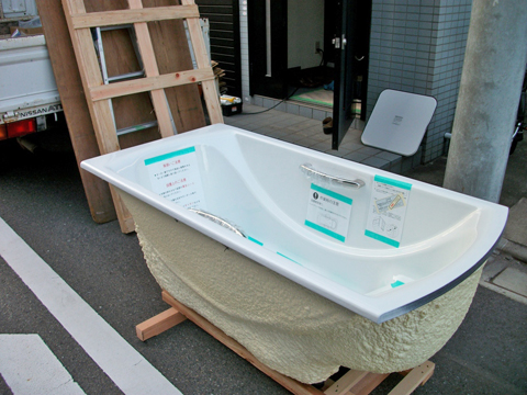 大田区：タイルの浴室をユニットバスにリフォーム:設置前の浴槽