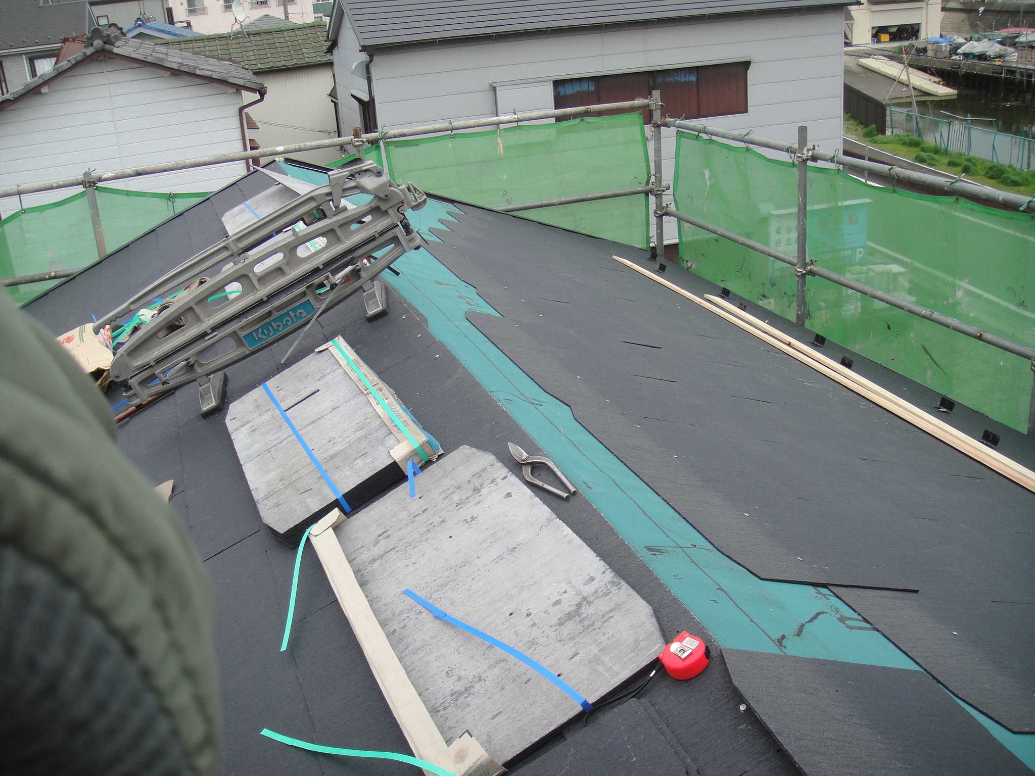 屋根葺き作業中