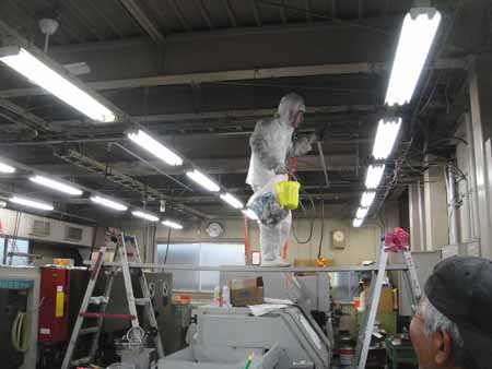 配線の付着した脂分の除去作業中