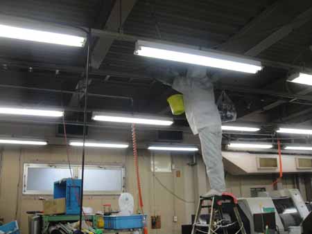配線の付着した脂分の除去作業中