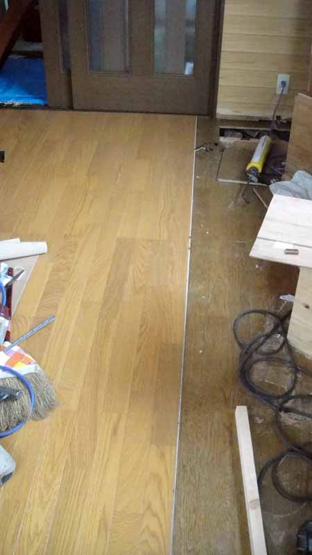 床暖房(電気)フローリングを施工中