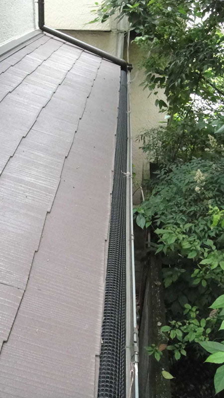 下屋 枯れ葉止め設置