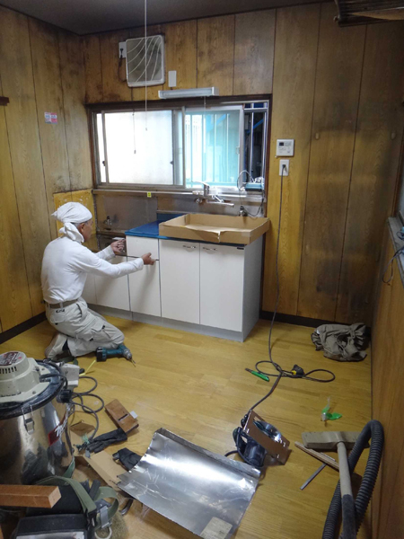 キッチン取り付け中