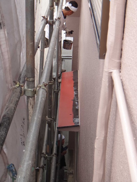 屋根の塗装中2