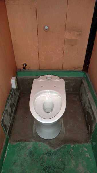 洋式トイレ設置中