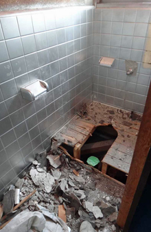 トイレ解体中
