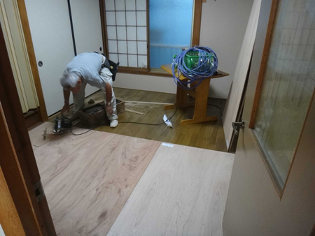 既存床の上にべニア捨て貼り