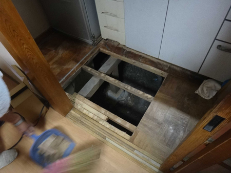 キッチン前も傷んでいたため床を撤去