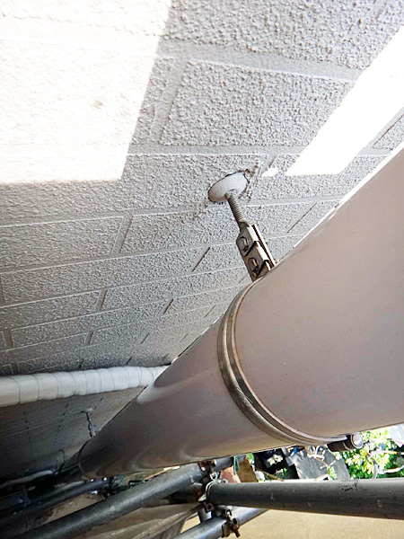 鉄骨3階建て住宅 雨漏り箇所 配管止め金具付近の隙間