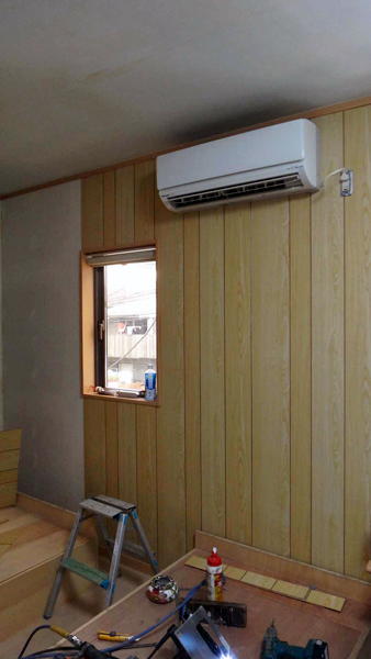 窓枠に木質建材を貼っているところ