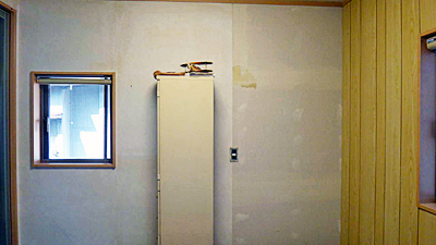 壁に木質建材を貼っているところ
