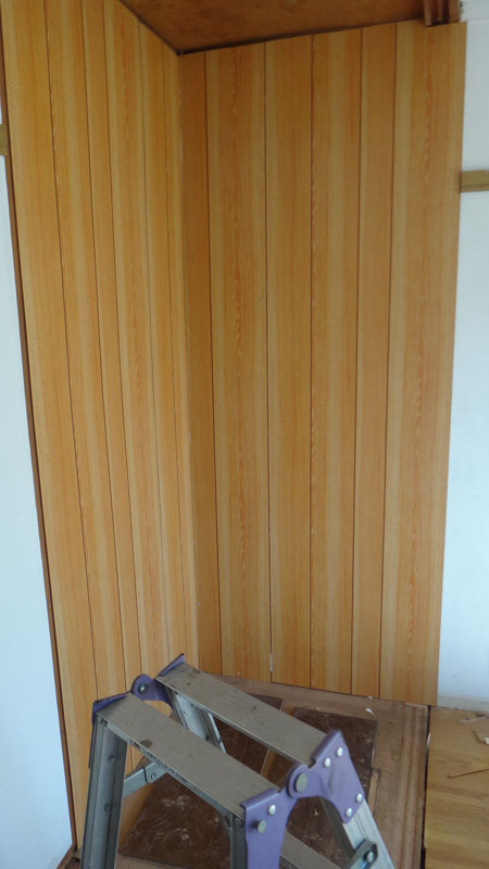 壁に新建材を貼り、仕上げ