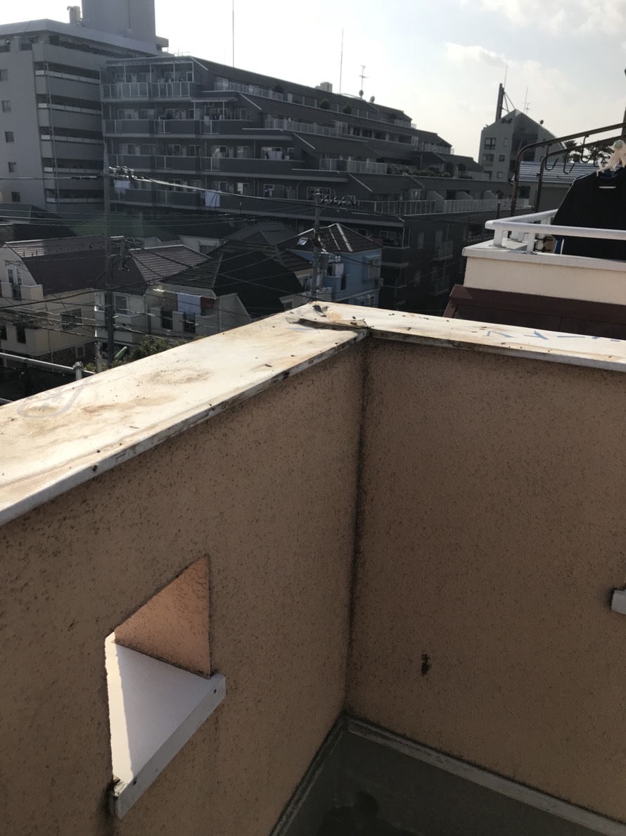 屋上バルコニー笠木からの雨漏り 新しく金属性笠木へ交換 大田区のリフォームの価格 見積もり 和風住宅なら鳥海工務店