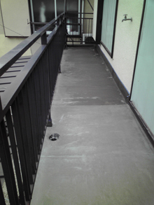 大田区でベランダの雨漏り修理防水リフォーム:防水塗り1回目