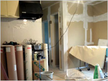 和風住宅 自然素材 住宅の鳥海工務店・倉庫兼アパート:クロス下地パテ打ち作業