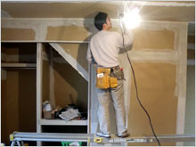 和風住宅 自然素材 住宅の鳥海工務店・倉庫兼アパート:クロス下地パテ打ち作業