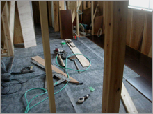 和風住宅 自然素材 住宅の鳥海工務店・倉庫兼アパート:床下の遮音シート1