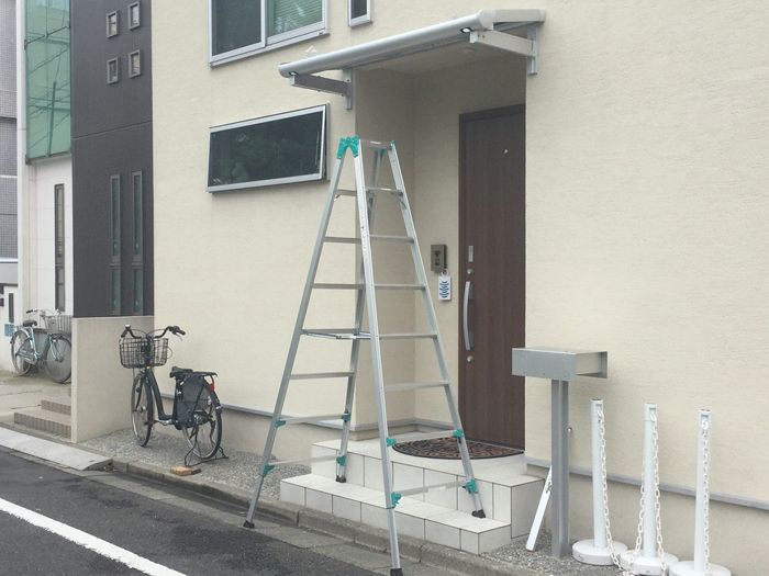大田区 外構工事 玄関部分 庇施工中