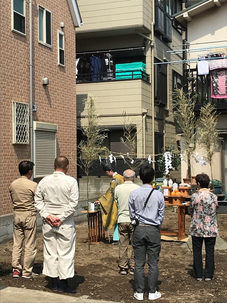 施工中の外壁