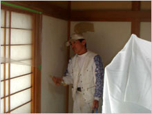 和風住宅 自然素材 住宅の鳥海工務店・２階建て住宅：大田区S様邸和室の京壁　仕上げ塗り作業中１