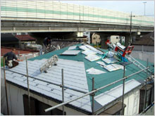 和風住宅 自然素材 住宅の鳥海工務店・２階建て住宅：大田区S様邸屋根吹き替え作業中１