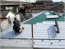 和風住宅 自然素材 住宅の鳥海工務店・２階建て住宅：大田区S様邸屋根吹き替え作業中２