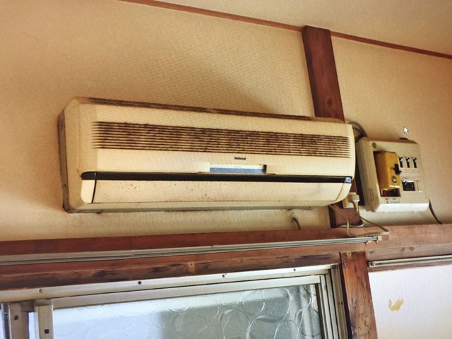 古いエアコンの撤去とクロス貼り替え