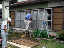 和風住宅 自然素材住宅の鳥海工務店：大田区Ｕ様邸既存窓解体中