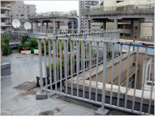 和風住宅 自然素材住宅の鳥海工務店:目黒区N様邸リフォーム前の屋上手すり