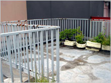 和風住宅 自然素材住宅の鳥海工務店:目黒区N様邸リフォーム前の屋上手すり