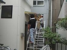大田区S様邸玄関庇・ロールスクリーン工事・庇取り付け中