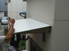 大田区S様邸玄関庇・ロールスクリーン工事 ・庇取り付け中