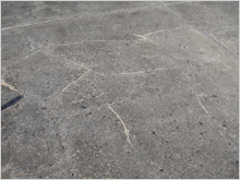 外壁塗装リフォーム・シール工事:土間のヒビ