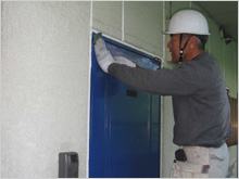 外壁塗装リフォーム・シール工事:大田区 サビ止め塗装前のペーパーがけ