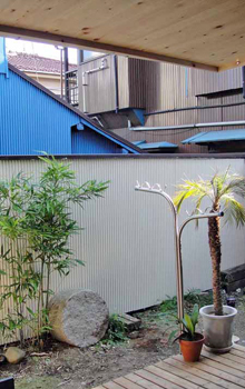 庭の塀塗装後　ウッドデッキ全景