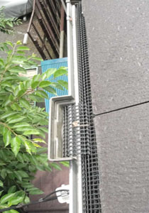 枯葉止め設置後の屋根のマス部分