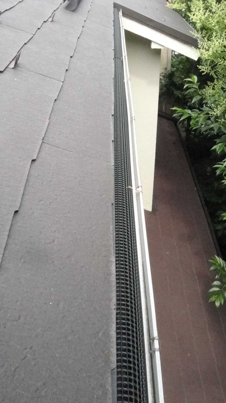 枯葉止め設置後の屋根