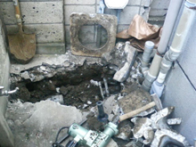 大田区M様邸 門扉戸車交換・マンホール交換工事・マンホール 解体中